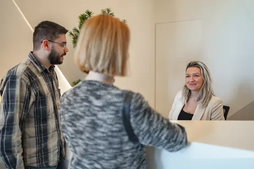 woman-speaking-to-man-in-front-o woman-speaking-to-man-in-front-o